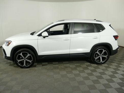 Used 2025 Volkswagen Taos SEL AWD/4WD image 6