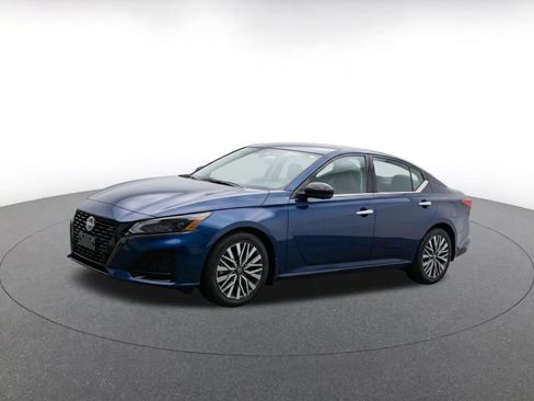 Used 2025 Nissan Altima 2.5 SV FWD image 3