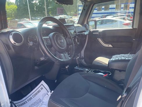 Used 2017 Jeep Wrangler Unlimited Sahara w/ Dual Top Group AWD/4WD image 18