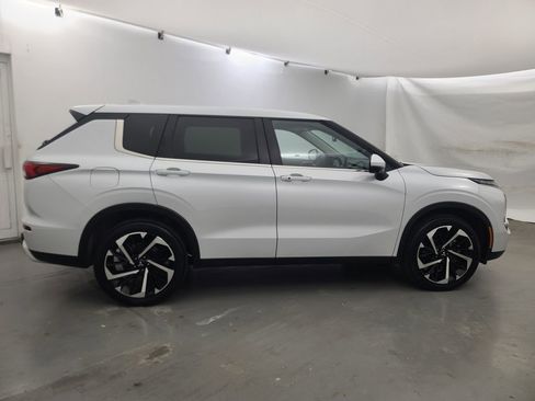 Used 2024 Mitsubishi Outlander SE image 3