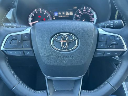 Used 2025 Toyota Highlander LE FWD image 28