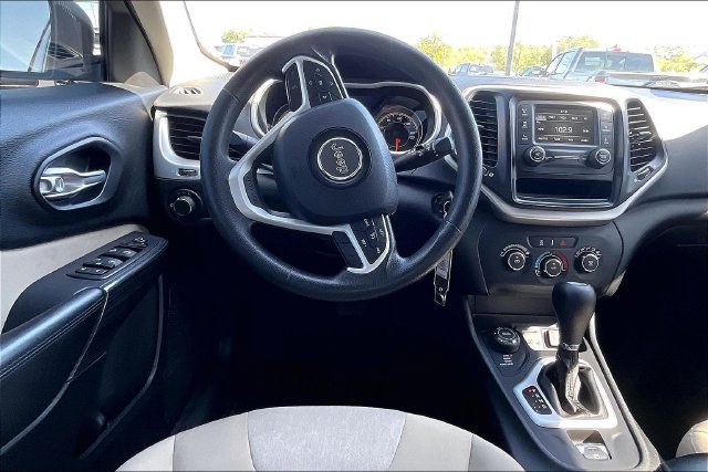 Used 2016 Jeep Cherokee Sport AWD/4WD image 5