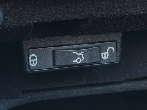 Used 2019 Mercedes-Benz C 300 4MATIC Cabriolet image 40