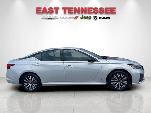 Used 2024 Nissan Altima 2.5 SV FWD image 2