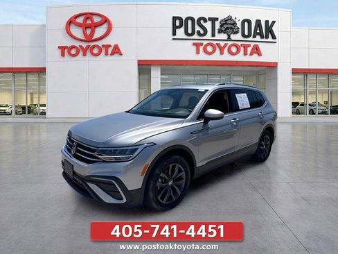 Used 2023 Volkswagen Tiguan SE w/ Panoramic Sunroof Package FWD image 3