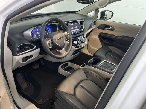 Used 2024 Chrysler Pacifica Touring-L image 27