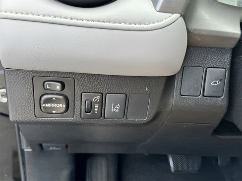 Used 2018 Toyota RAV4 XLE image 34