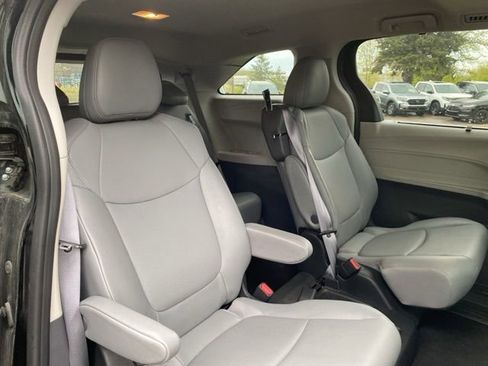 Used 2023 Toyota Sienna XLE FWD image 3