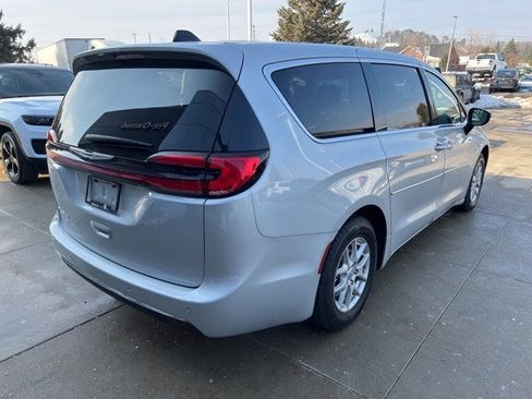 Certified 2024 Chrysler Pacifica Touring-L image 6