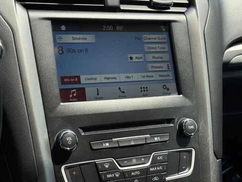 Used 2018 Ford Fusion SE w/ Fusion SE Technology Package FWD image 15