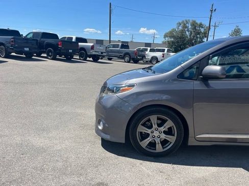 Used 2017 Toyota Sienna SE Premium FWD image 4