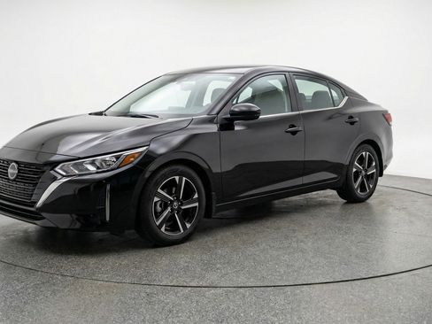 Used 2025 Nissan Sentra SV image 2