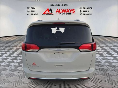 Used 2020 Chrysler Pacifica Touring-L Plus w/ Tire & Wheel Group FWD image 3