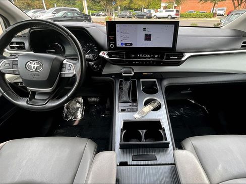 Used 2025 Toyota Sienna XLE FWD image 15