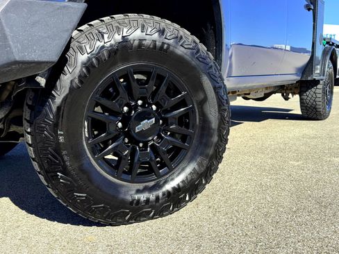 Used 2024 Chevrolet Silverado 2500 ZR2 w/ Technology Package image 2