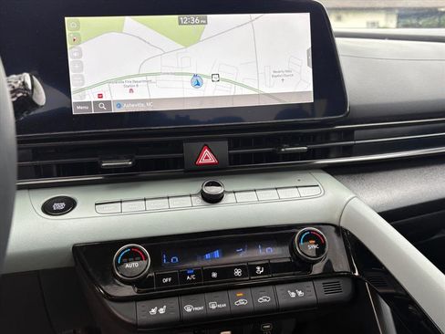 Certified 2025 Hyundai Elantra Limited FWD image 8