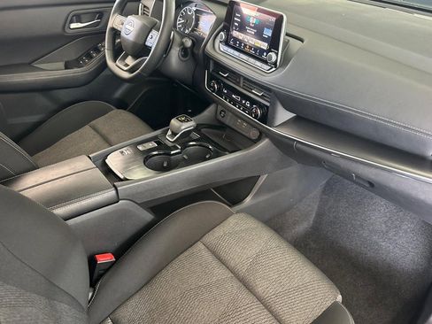 Used 2025 Nissan Rogue SV FWD image 31