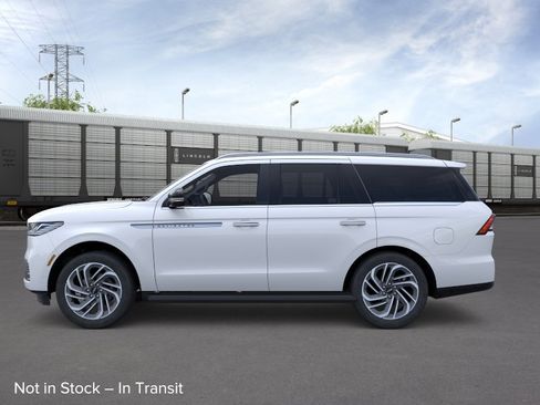 New 2026 Lincoln Navigator Premiere AWD/4WD image 3
