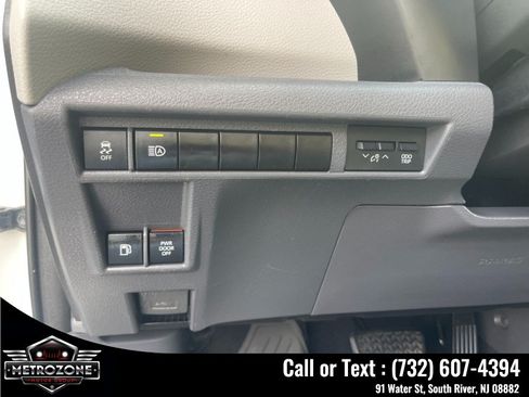 Used 2021 Toyota Sienna XLE FWD image 25
