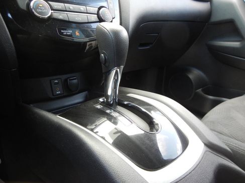 Used 2015 Nissan Rogue SV image 39