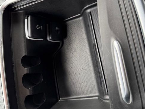 Used 2023 Chrysler Pacifica Limited FWD image 16