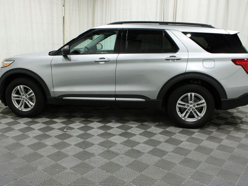 Used 2023 Ford Explorer XLT AWD/4WD image 32