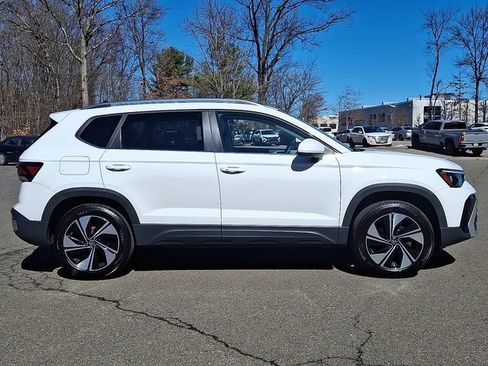 Certified 2025 Volkswagen Taos SE w/ Panoramic Sunroof Package image 12