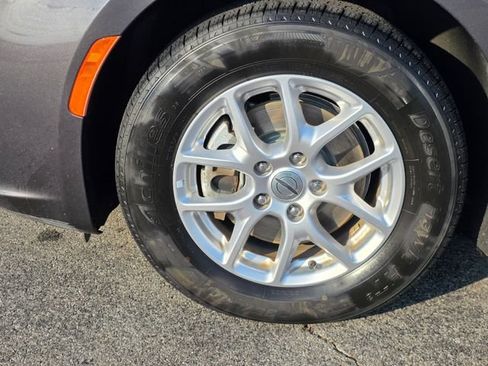 Used 2023 Chrysler Pacifica Touring-L FWD image 6