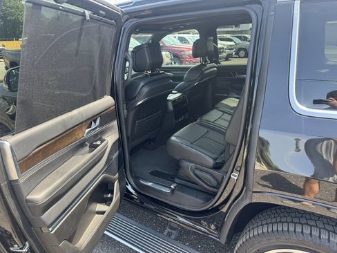 Used 2022 Jeep Grand Wagoneer Series I w/ Flexible Seating Group AWD/4WD image 8