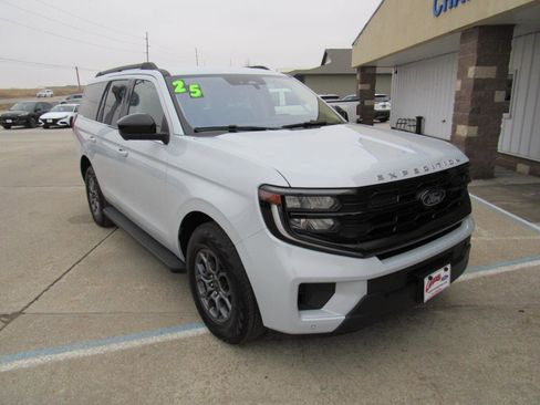 Used 2025 Ford Expedition Active image 3