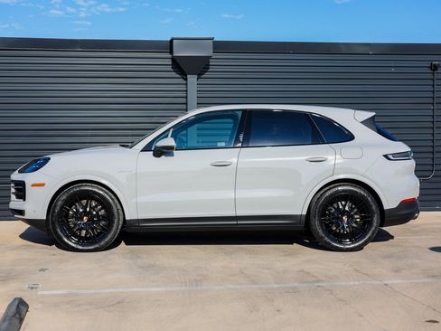 New 2025 Porsche Cayenne E-Hybrid image 2