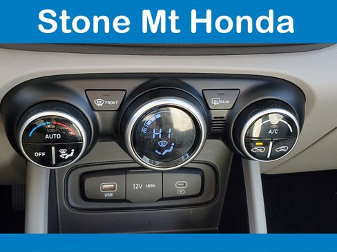 Used 2024 Hyundai Venue SEL image 28