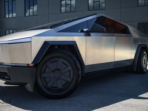 Used 2025 Tesla Cybertruck AWD Crew Cab image 5