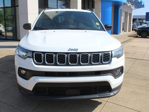 Used 2024 Jeep Compass Latitude AWD/4WD image 2