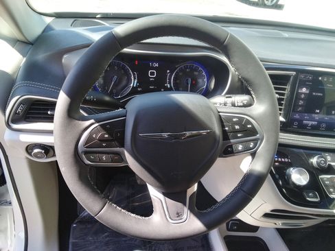 Used 2024 Chrysler Pacifica Touring-L image 17