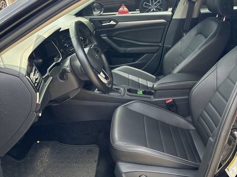 Used 2022 Volkswagen Jetta SE FWD image 3