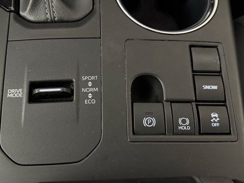 Used 2023 Toyota Highlander LE FWD image 23