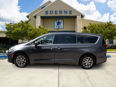 Used 2023 Chrysler Pacifica Touring-L FWD image 2