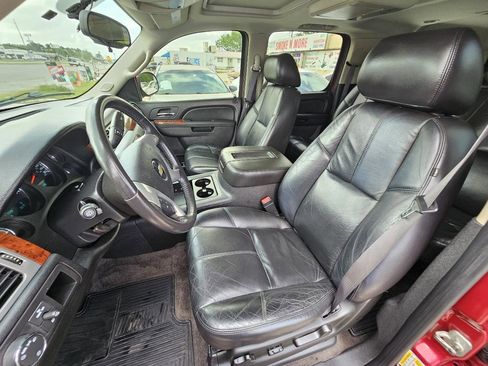 Used 2011 Chevrolet Suburban LT image 16