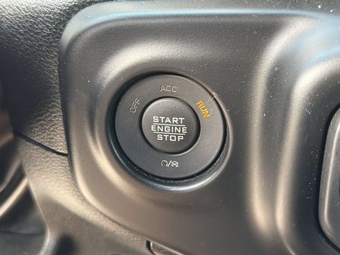 Used 2022 Jeep Wrangler Unlimited Sahara AWD/4WD image 8