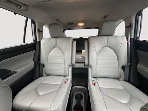Used 2023 Toyota Highlander XLE FWD image 12