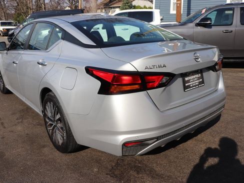 Used 2024 Nissan Altima 2.5 SV image 3