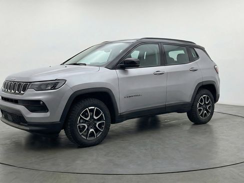 Used 2025 Jeep Compass Trailhawk AWD/4WD image 3