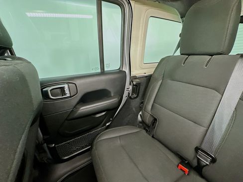 Used 2019 Jeep Wrangler Unlimited Sahara image 12