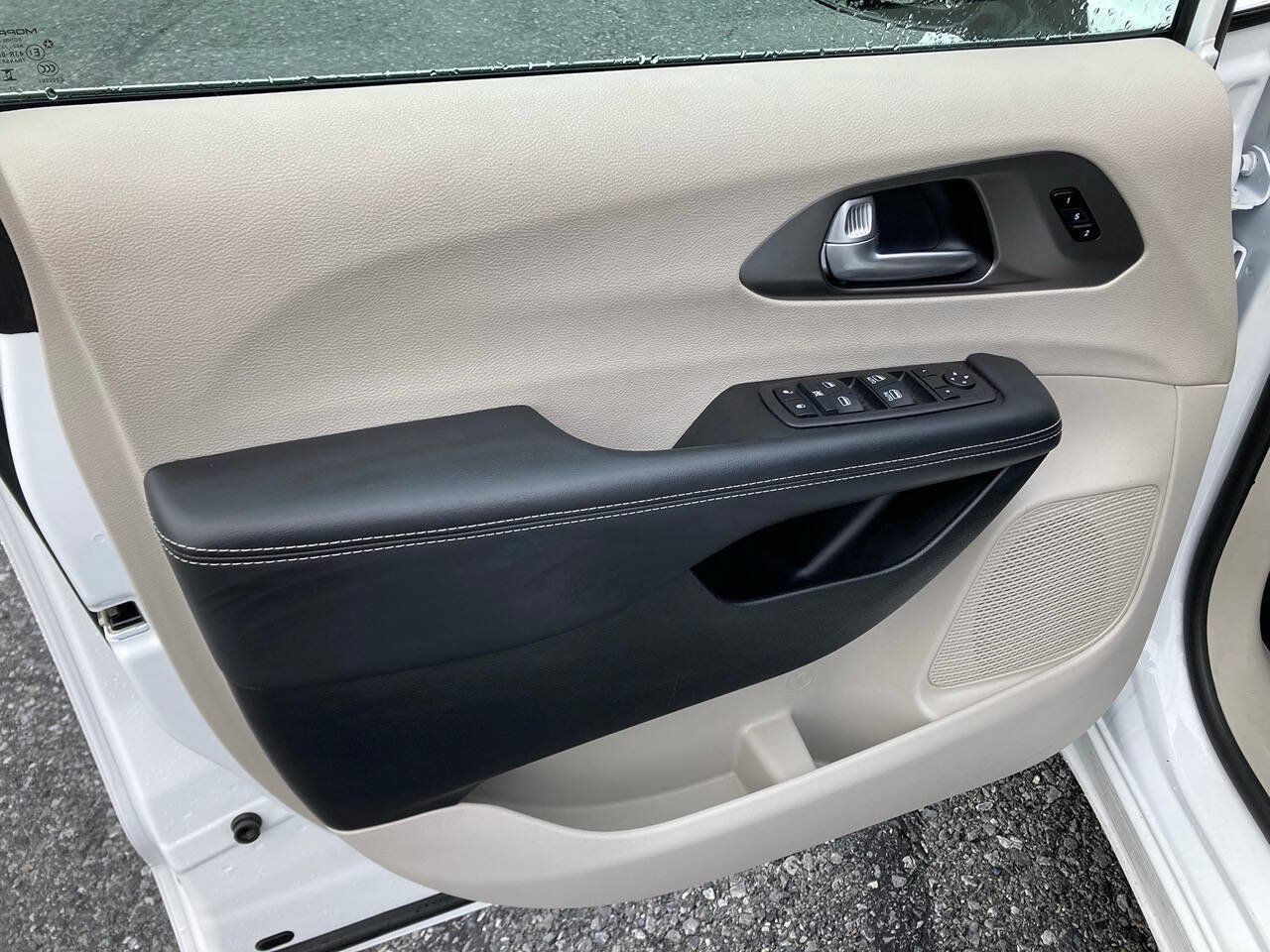 Used 2024 Chrysler Pacifica Touring-L FWD image 33