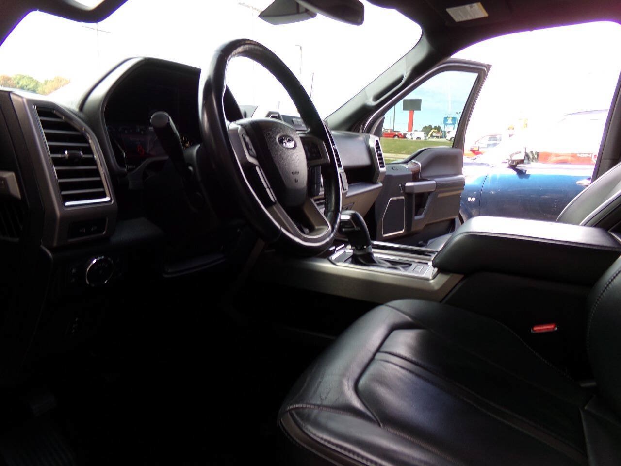 Used 2017 Ford F150 Platinum w/ Equipment Group 701A Luxury AWD/4WD image 17