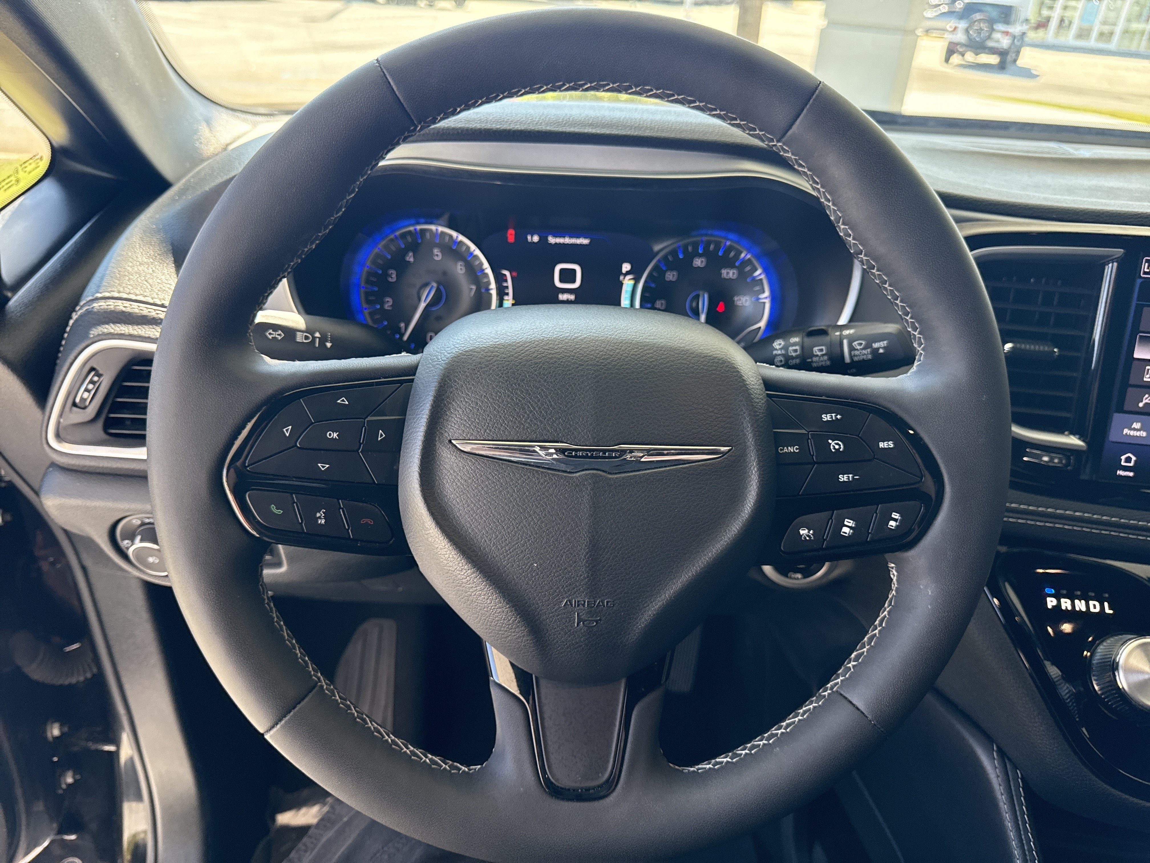 Used 2025 Chrysler Pacifica Limited FWD image 17