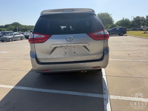 Used 2015 Toyota Sienna XLE w/ XLE Navigation Package FWD image 5
