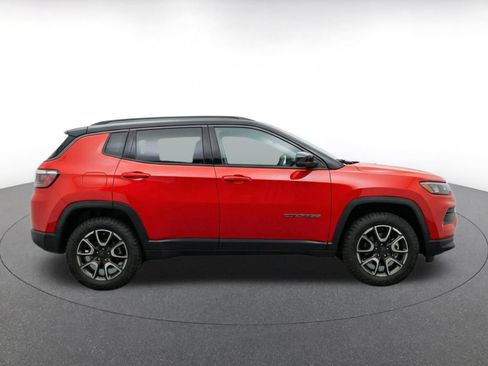 Used 2025 Jeep Compass Trailhawk AWD/4WD image 9