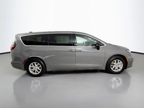 Used 2025 Chrysler Pacifica Select FWD image 9